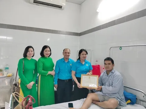 Lái xe taxi cứu sống hai cháu nhỏ rơi xuống hồ nước