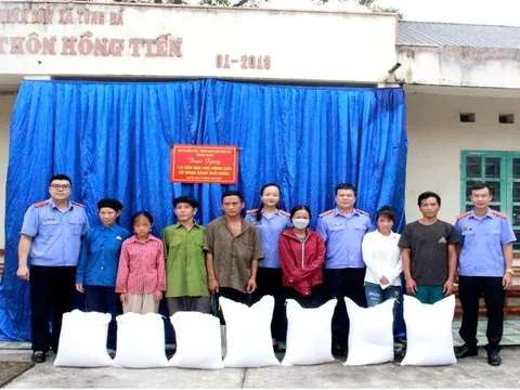 Hà Giang: Viện Kiểm sát Nhân dân tỉnh trao 1,9 tấn gạo cho 78 hộ dân xã Tùng Bá