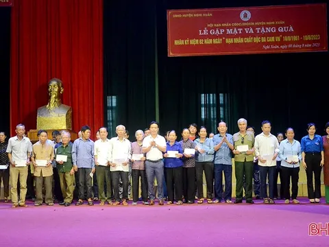 Hà Tĩnh: Trao 164 suất quà cho nạn nhân chất độc da cam ở Nghi Xuân