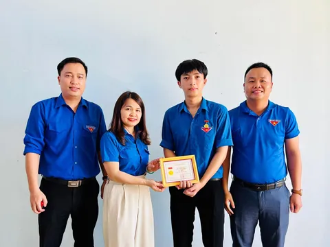 Trao huy hiệu "Tuổi Trẻ dũng cảm" cho học sinh lớp 11 cứu người đuối nước