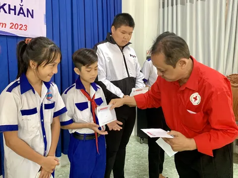 Hội Chữ thập đỏ tỉnh An Giang trao học bổng cho 20 em học sinh nghèo