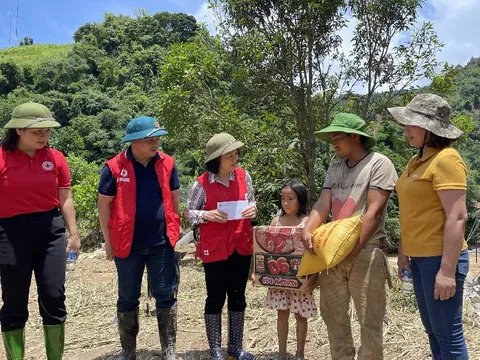 Hội Chữ thập đỏ Việt Nam thăm hỏi, hỗ trợ hơn 500 triệu đồng cho bà con vùng lũ Mù Cang Chải