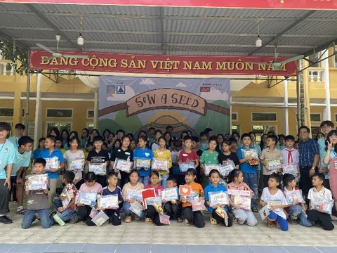 Học sinh Ams tác nghiệp nghề giáo cùng các "cộng sự nhí" tại trường TH&THCS Bình Thanh