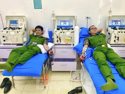 Ba cán bộ công an hiến máu cứu bác sĩ mắc ung thư máu
