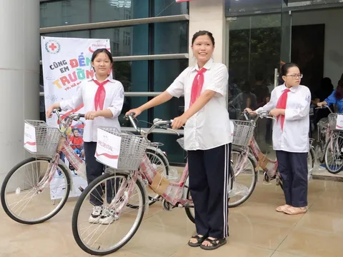 "Cùng em đến trường": Trao tặng 67 xe đạp cho học sinh tại Hà Nội