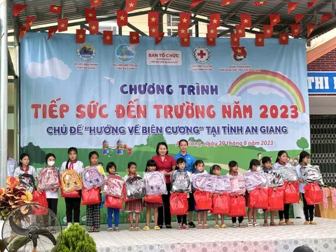 Tiếp sức cho trẻ em tại xã biên giới tỉnh An Giang vững bước đến trường