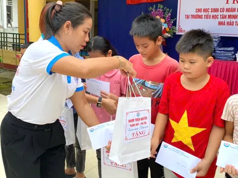 Trao quà chương trình “Tiếp sức em đến trường"