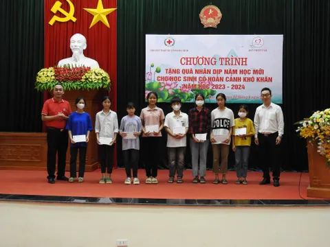 Hoà Bình: Tặng quà nhân dịp năm học mới cho học sinh có hoàn cảnh khó khăn