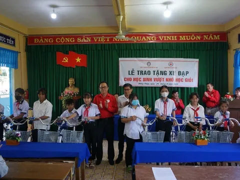 Đồng Tháp: Trao tặng xe đạp cho học sinh nghèo, vượt khó học giỏi