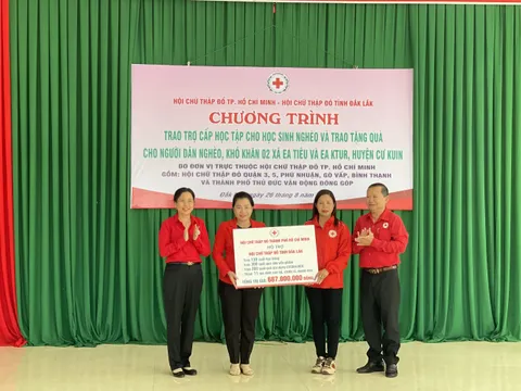 Hội Chữ thập đỏ TP Hồ Chí Minh hỗ trợ gần 700 triệu đồng cho học sinh, hộ gia đình nghèo tại Đắk Lắk