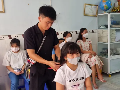 Nhiều chị em phụ nữ tại Vĩnh Long tình nguyện hiến tóc tặng bệnh nhân ung thư