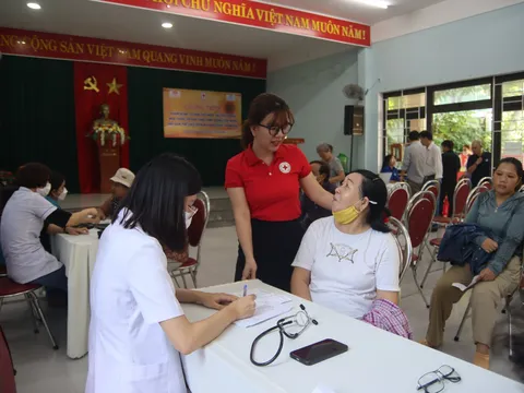 Đà Nẵng: Khám bệnh, cấp thuốc miễn phí cho người thu gom rác tại quận Thanh Khê