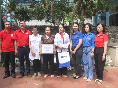 Cùng em  tiếp bước tới trường năm học mới