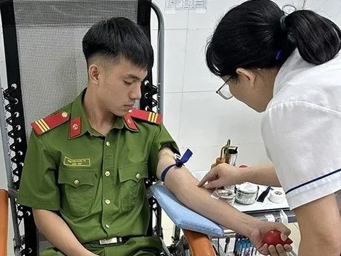 Chiến sĩ Cảnh sát PCCC hiến máu cứu người qua cơn nguy kịch