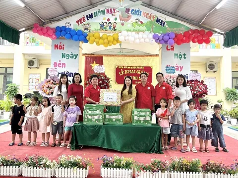 Hội Chữ thập đỏ tỉnh Ninh Bình thăm, tặng quà các em học sinh ngày tựu trường