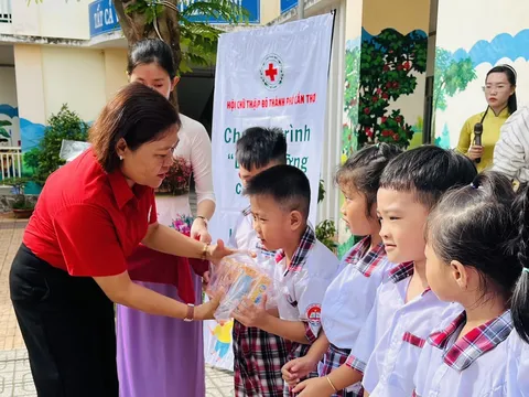 Thành phố Cần Thơ tặng sữa cho học sinh nghèo, khuyết tật