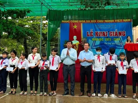 Hội Chữ thập đỏ tỉnh Đồng Tháp trao tặng học bổng cho các em học sinh nghèo vượt khó