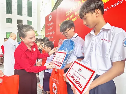 Chung tay tiếp sức học sinh khó khăn đến trường