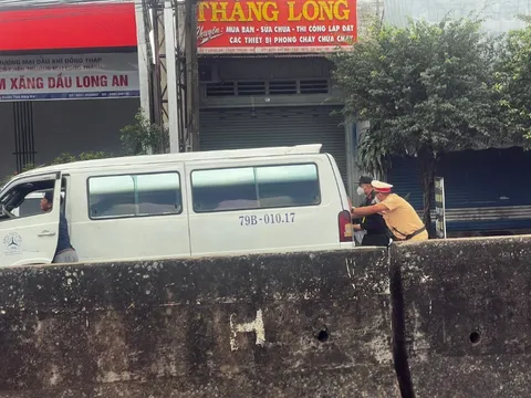 Hành động “ấm lòng” của các chiến sỹ CSGT trên Quốc lộ 51