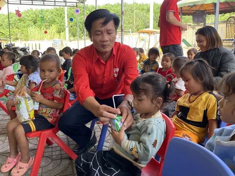 Hơn 53 triệu đồng hỗ trợ dinh dưỡng cho trẻ em nghèo miền núi Quảng Ngãi