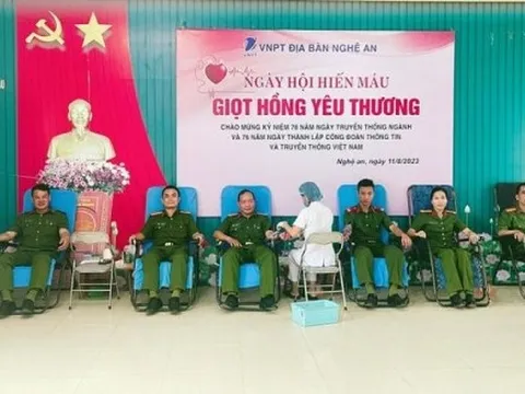 7 cán bộ công an hiến máu cứu nam thanh niên