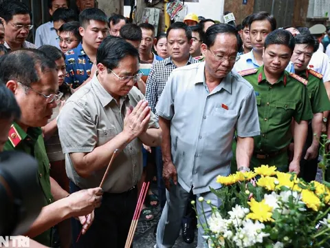 Thủ tướng thị sát hiện trường vụ cháy đặc biệt nghiêm trọng tại Hà Nội