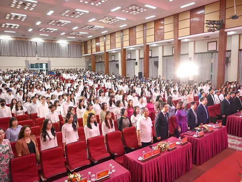 Lễ khai giảng, thầy trò dành 1 phút mặc niệm nạn nhân vụ cháy chung cư mini