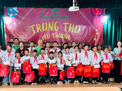 Công ty Tiến Nông trao học bổng và quà Tết Trung thu cho 25 trẻ mồ côi