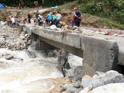 Động viên, thăm hỏi các gia đình bị thiệt hại do mưa lũ tại Lào Cai