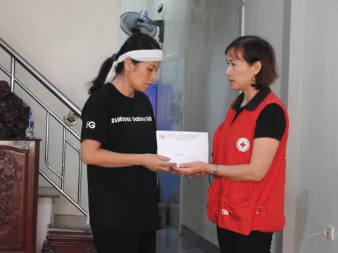 Hội Chữ thập đỏ tỉnh Hoà Bình hỗ trợ nạn nhân vụ cháy chung cư mini