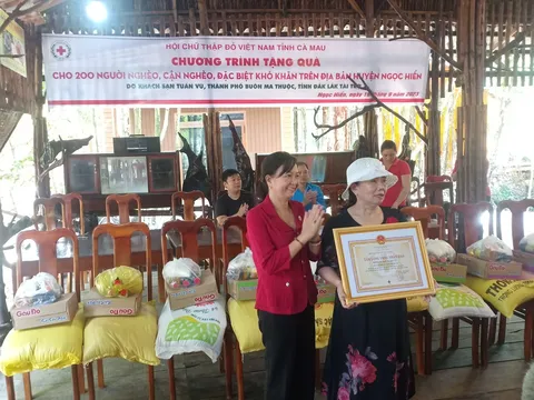 Cà Mau: Trao 200 phần quà cho hộ nghèo trên địa bàn huyện Ngọc Hiển