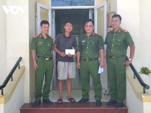 Công an tỉnh Quảng Bình giúp đỡ người dân bị xe khách bỏ rơi trên Quốc lộ 1A