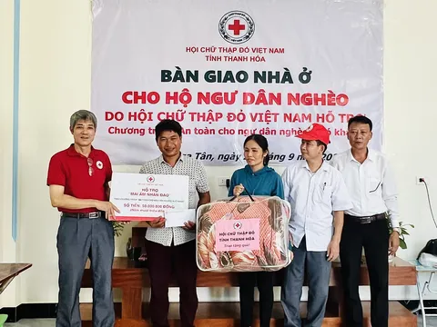 Thanh Hóa: Bàn giao nhà cho ngư dân nghèo, khó khăn