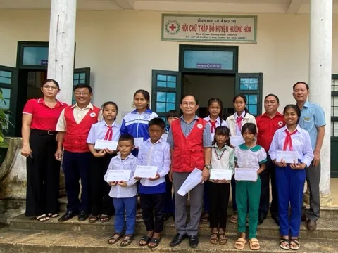 Quảng Trị: Quỹ từ thiện Mỹ Tâm trao học bổng cho học sinh nghèo học giỏi