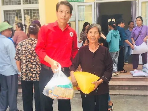 Trao tặng 200 suất quà cho các đối tượng chính sách