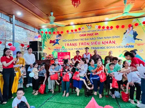 Ninh Bình: "Trăng tròn siêu nhân" tặng quà cho 129 trẻ bại não