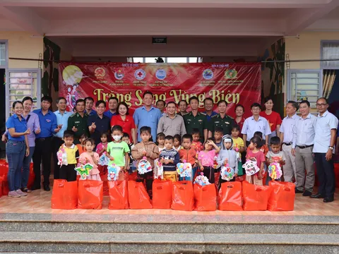 Trẻ em vùng biên vui Tết Trung thu