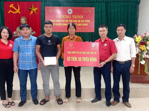 Hỗ trợ nhà ở cho người phụ nữ khiếm thính gồng gánh nuôi 3 con