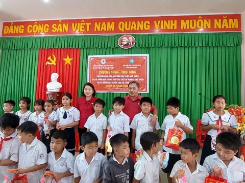 Hội Chữ thập đỏ Bình Phước trao tặng 400 phần quà cho ngư dân, học sinh nghèo