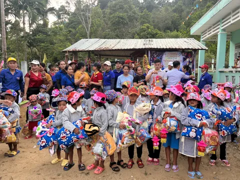 Tết Trung thu đong đầy yêu thương với trẻ em miền núi