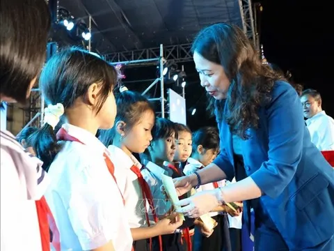 Phó Chủ tịch nước Võ Thị Ánh Xuân vui 'Hội trăng rằm' với thiếu nhi các dân tộc tại Đắk Lắk