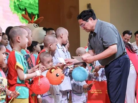 Thủ tướng Phạm Minh Chính vui Tết Trung Thu cùng các bệnh nhi có hoàn cảnh khó khăn