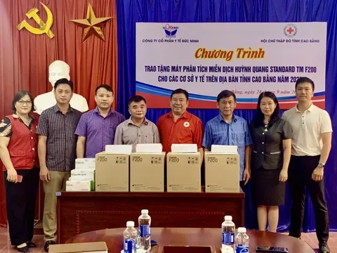 Hội Chữ thập đỏ tỉnh Cao Bằng trao tặng máy phân tích miễn dịch huỳnh quang cho các đơn vị y tế