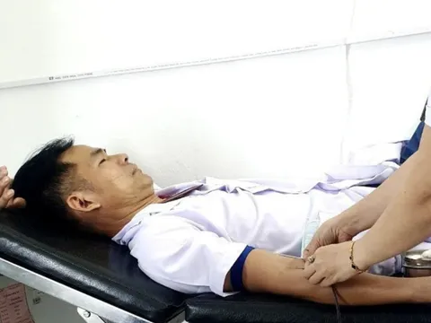 Nhân viên y tế hiến máu cứu sản phụ đờ tử cung sau sinh