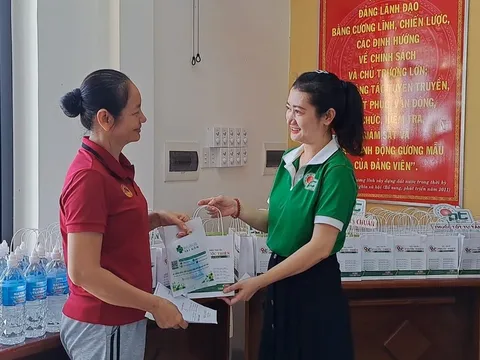 Đà Nẵng: Khám sức khỏe, cấp thuốc miễn phí, tặng quà dinh dưỡng cho gia đình ngư dân