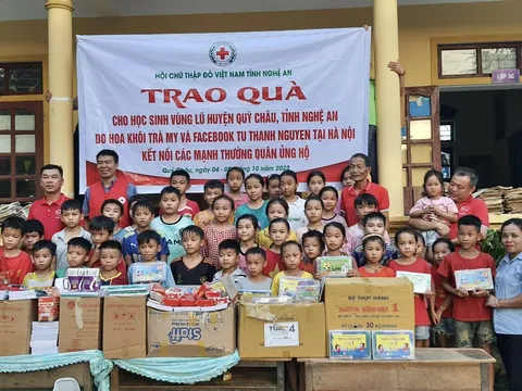 Hội Chữ thập đỏ tỉnh Nghệ An trao quà cho học sinh bị ảnh hưởng bởi lũ lụt