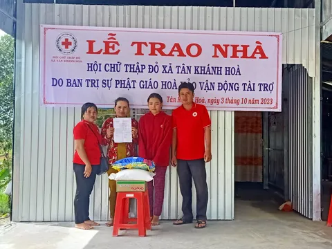 Trao nhà Chữ thập đỏ cho bà con có hoàn cảnh khó khăn