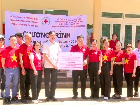 Hội Chữ thập đỏ tỉnh Bắc Ninh tặng quà trẻ em tỉnh Hoà Bình