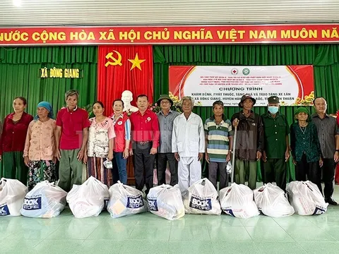 TP Hồ Chí Minh: Hội Chữ thập đỏ Quận 8 thăm, khám chữa bệnh, tặng quà bà con hoàn cảnh khó khăn