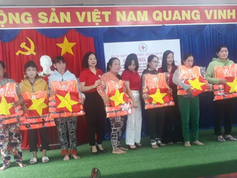Hơn 100 áo phao, cờ tổ quốc được trao tặng cho ngư dân nghèo tại tỉnh Cà Mau